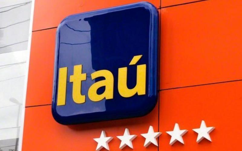 Logo do Itaú na fachada do banco