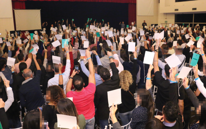 Em assembleia lotada, trabalhadores de bancos privados votaram sim à proposta Foto: Anju