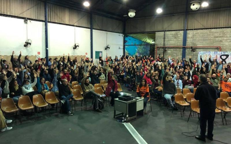 Em assembleia, professores aprovaram a proposta mediada pelo Tribunal Regional do Trabalho Foto: Sinpro-SP