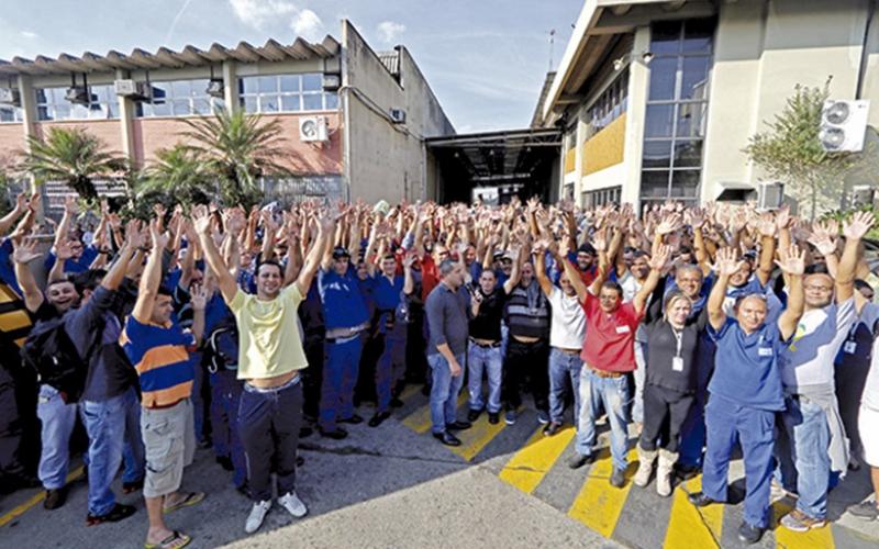 Na fábrica da Mercedes-Benz, a assembleia com trabalhadores discutiu as propostas do governo de para a nova Previdência Foto: Adonis Guerra