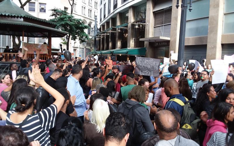 Trabalhadores, assistidos e ativistas dos direitos humanos ocuparam a praça contra o desmonte da assistência social do município Foto: Seeb-SP