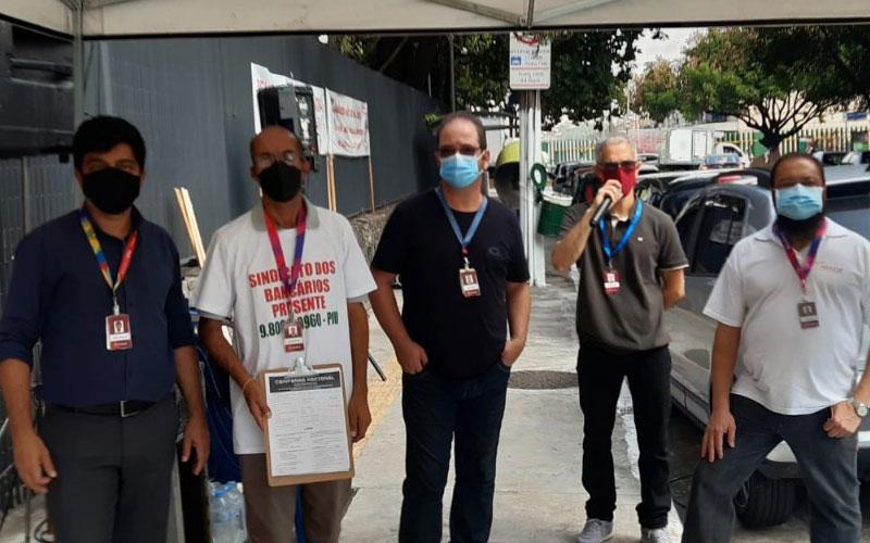 Foto: Seeb/SP Dirigentes do Sindicato dos Bancários durante ato no Núcleo Vila Leopoldina, concentração bancária