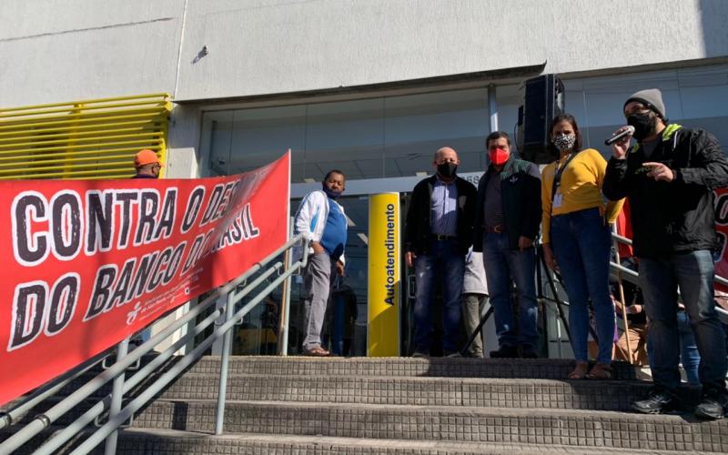 Dirigentes protestam no Grajaú contra desmonte do BB (foto: Seeb-SP) Dirigentes sindicais em ato em frente a agência do BB no Grajaú
