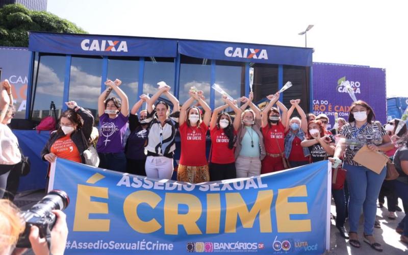 Empregadas da Caixa em ato pela saída de Pedro Guimarães, acusado de assédio sexual (foto: Valcir Rosa) Empregadas da Caixa em ato pela saída de Pedro Guimarães, acusado de assédio sexual