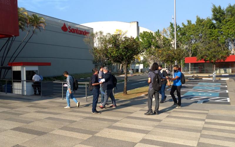 Em ato no GD1 e GD2, dirigentes conversaram com bancários sobre riscos da terceirização Dirigentes sindicais entregam panfletos sobre terceirização dos bancários do GD1 Santander