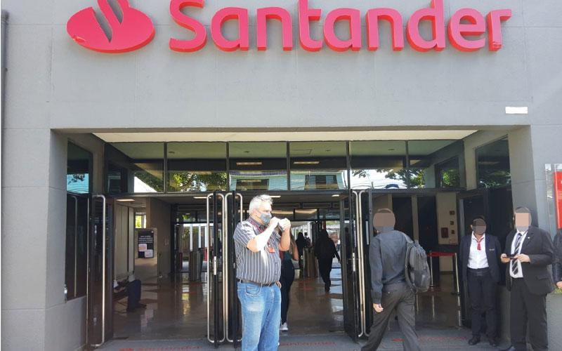 Foto: Seeb/SP O dirigente Roberto Paulino durante ato no Radar Santander