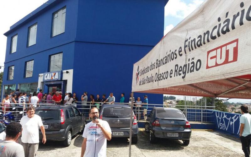 Sindicato realiza protesto em agência da Caixa aberta aos sábados para saques do FGTS Foto: Seeb-SP