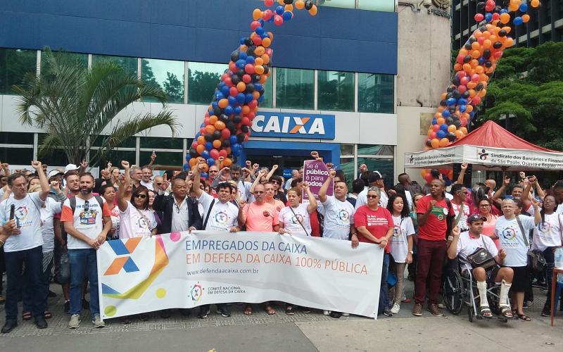 Representantes dos empregados da Caixa e movimentos por moradia se uniram na luta pelo banco público Foto: Seeb-SP