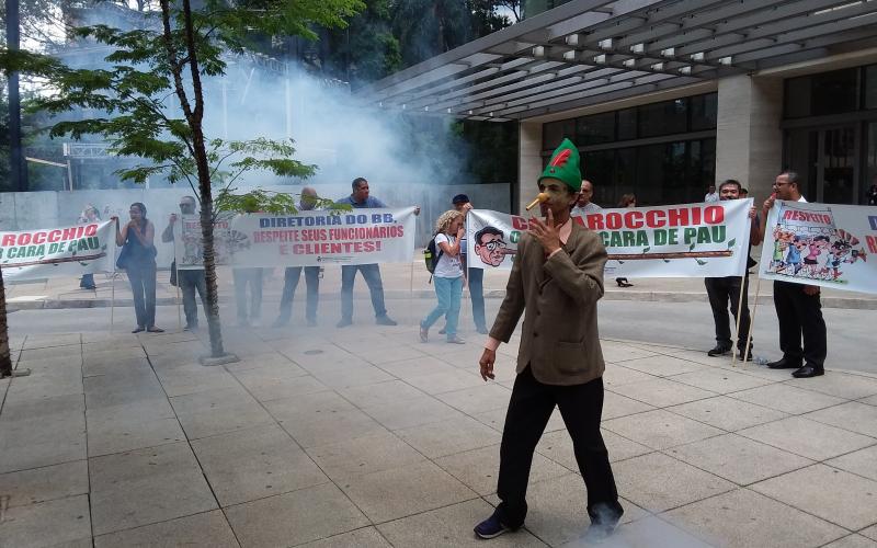 Manifestação na Paulista cobrou transparência e participação do Caref nas reuniões do Conselho de Administração Foto: Seeb-SP