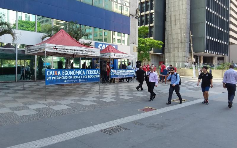 Mobilização na Paulista em defesa da Caixa 100% pública Foto: Seeb-SP