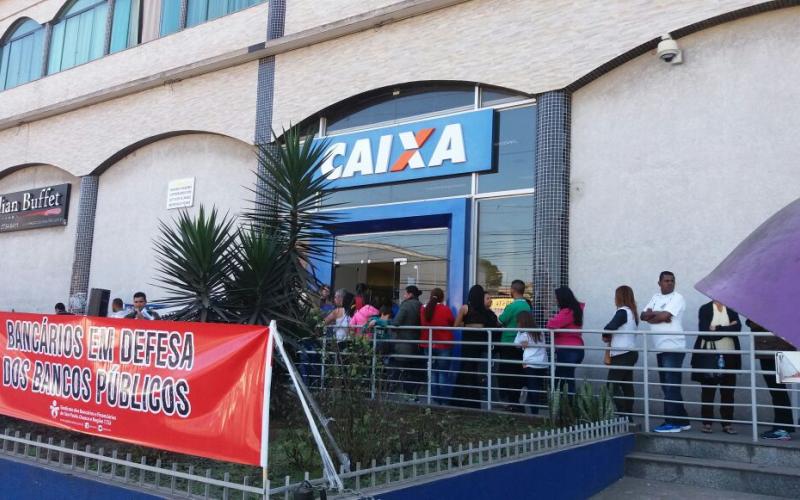 Longas filas evidenciam precarização do atendimento e sobrecarga de trabalho Foto: Seeb-SP
