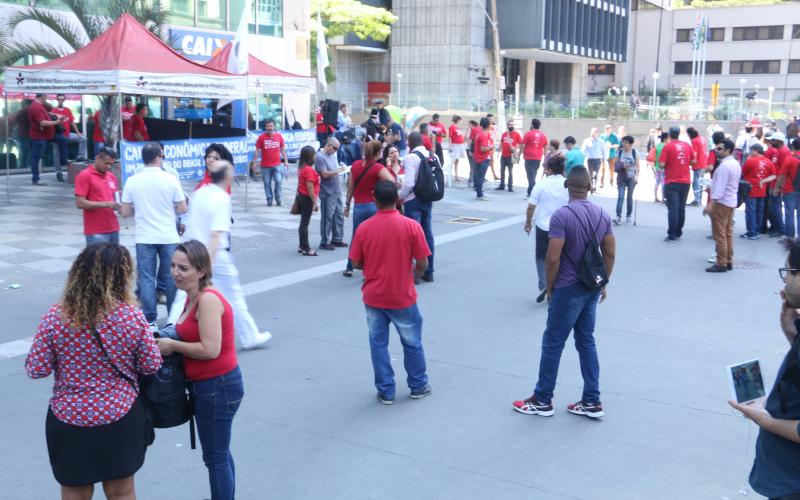 Empregados da Caixa participam de protesto na Avenida Paulista Foto: Anju