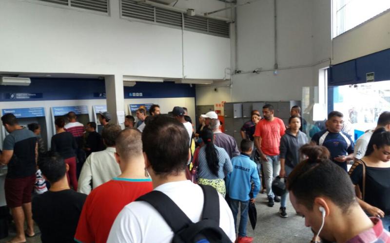 Aos sábados, agências abertas da Caixa para saque do FGTS ficam lotadas Foto: Seeb-SP