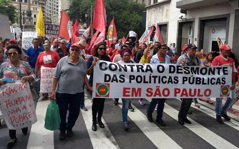 Manifestantes seguiram em marcha pelas ruas do centro contra desmontes da gestão Doria nas políticas municipais Foto: RBA