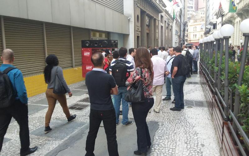 Gepes fechada em mais ato pela defesa dos bancos públicos; protesto também foi contra descomissionamentos arbitrários Foto: Seeb-SP