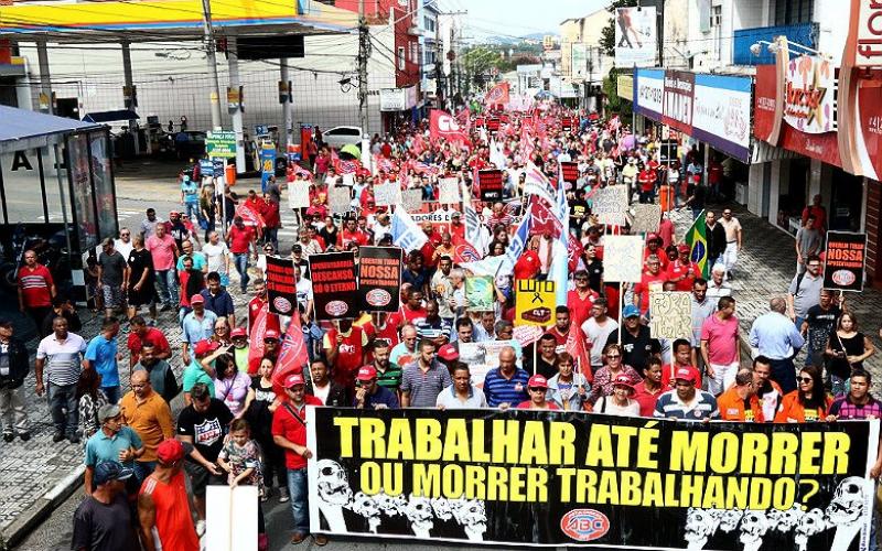 Passeata contra reformas propostas por Temer percorreu ruas do centro de São Bernardo, no ABC paulista Foto: Roberto Parizotti / CUT