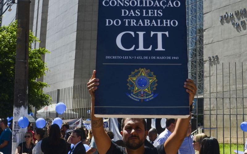 Manifestantes enfatizaram função social do Judiciário trabalhista, que por isso estaria na mira de setores do governo e empresariais Foto: Agência Brasil