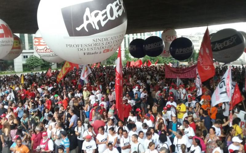 Ato no vão livre do Masp já está lotado e não para de chegar gente Foto: Seeb-SP