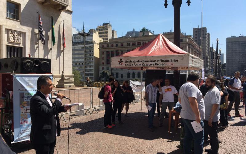 Protesto em defesa dos bancos públicos diante da prefeitura de São Paulo Foto: Seeb-SP