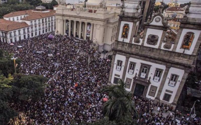 Ato em frente à Assembleia Legislativa do Rio de Janeiro reúne mihares Foto: Mídia Ninja