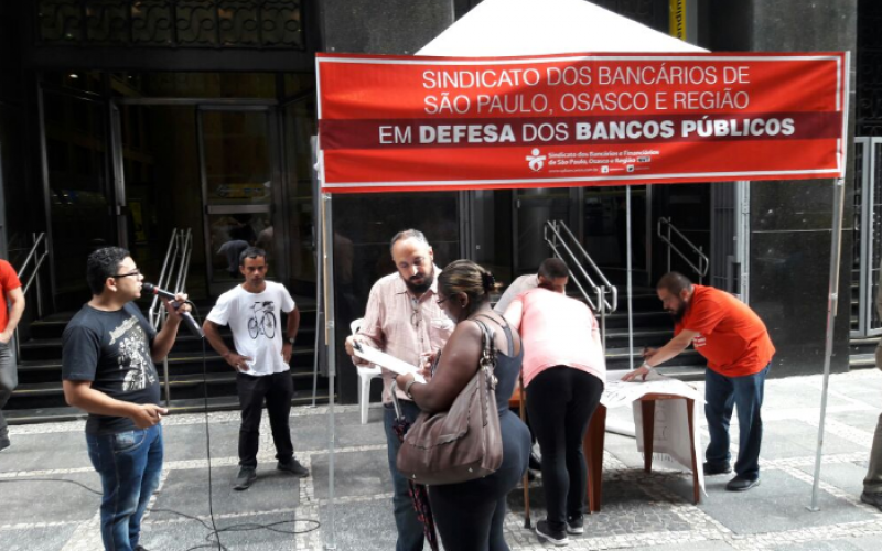 Mobilização também distribuiu cartilha para conscientizar a população Foto: Seeb-SP