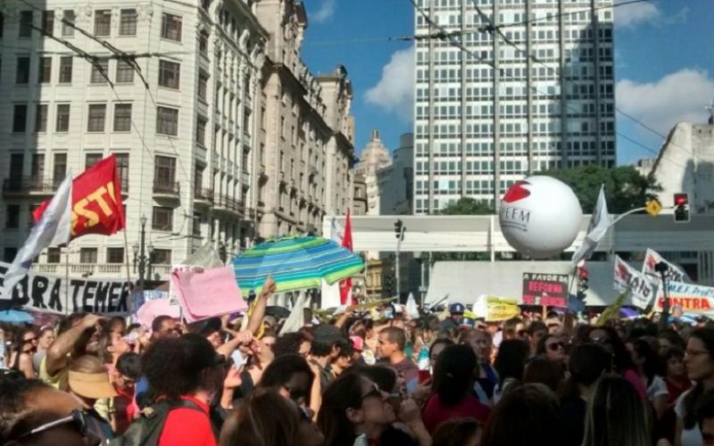 Assembleia com mais de 10 mil pessoas em frente ao prédio da prefeitura decidiu pela continuidade do movimento da categoria Foto: Divulgação / SINPEEM
