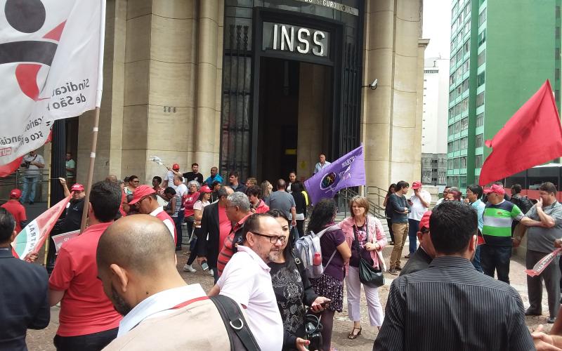 Trabalhadores se reuniram em frente ao prédio do INSS e saíram em caminhada pelas ruas do Centro de São Paulo Foto: Seeb-SP