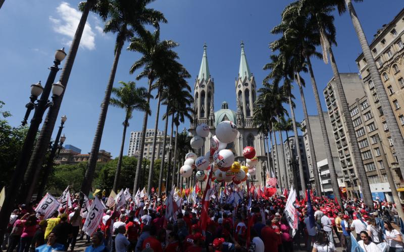 Cerca de 20 mil trabalhadores tomaram a Praça da Sé contra as "reformas" de Temer que na verdade são desmonte dos direitos Foto; Paulo Pinto/AgPT