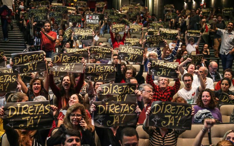 No teatro da PUC de São Paulo, dirigentes e ativistas rejeitam acordo por cima e eleições indiretas Foto: Paulo Pinto / AGPT