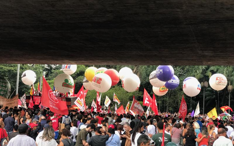 Trabalhadores reunidos na Av. Paulista na tarde de segunda: mobilização contra manobras de Temer Foto: Roberto Parizotti/CUT