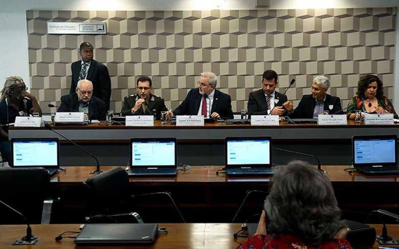 Audiência: "A universidade pública brasileira é a instituição que mais faz pesquisa nesse país. 60% de toda a ciência que se produz no Brasil advém de 15 universidades" Foto: JEFFERSON RUDY/AGÊNCIA SENADO FONTE: AGÊNCIA SENADO