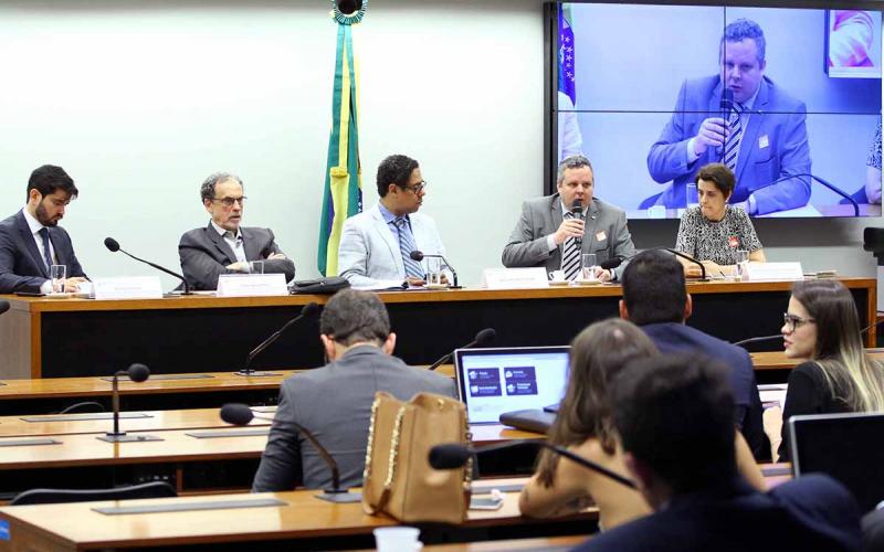 Orlando Silva (ao centro): “As demissões em massa constituem atentado vigoroso aos direitos constitucionais dos trabalhadores-professores" foto: VINICIUS LOURES/CÂMARA DOS DEPUTADOS