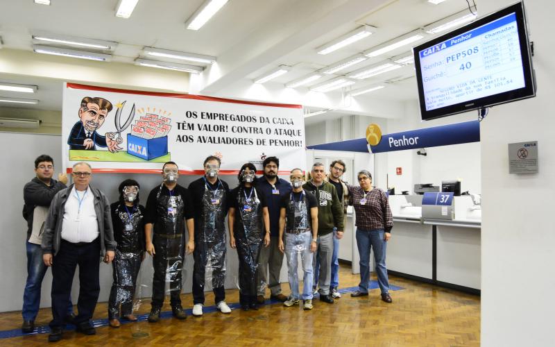 Ato do Sindicato, em 2016, contra o fim do adicional de insalubridade para os avaliadores de penhor Foto: Jailton Garcia