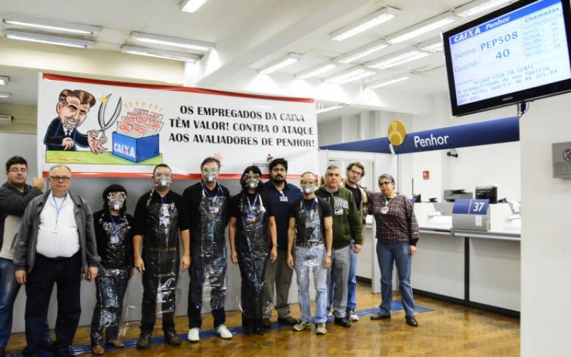 Empregados protestam contra a suspensão do pagamento de adicional de insalubridade logo após o anúncio da Caixa, em 2016 Foto: Jailton Garcia - Arquivo/Seeb-SP