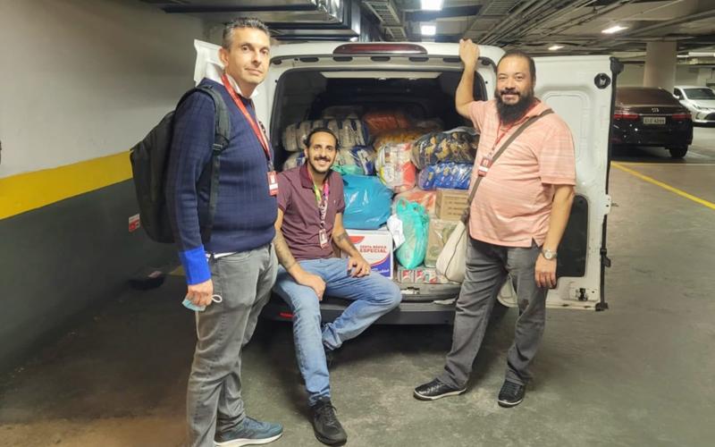 Dirigentes Luzenilton Souza, Thiago Lopes e Vanderlei Alves (da direita para a esquerda) junto das doações de alimentos feitas por bancários do Bradesco Prime lotados na região central de São Paulo Dirigentes Luzenilton Souza, Thiago Lopes e Vanderlei Alves junto das doações de alimentos feitas por bancários do Bradesco Prime lotados na região central de São Paulo