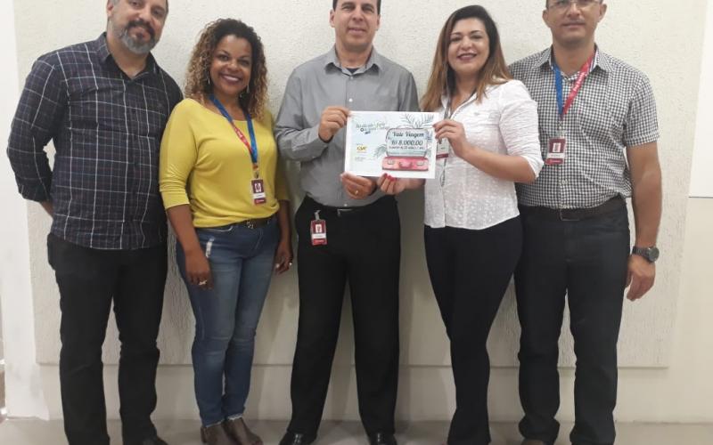 Bancário sindicalizado Erlindo (ao centro) ganhador do vale-viagem no valor de R$ 8 mil Foto: Seeb-SP