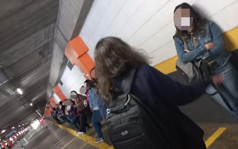 Funcionários do Banco Brasil lotados no Cenesp gastam até 4 horas todos os dias no deslocamento para o trabalho, devido à precariedade do traslado até o Metrô Foto mostra bancários do Banco do Brasil em uma grande fila a espera da van que os levará do Centro Empresarial São Paulo, até o Metrô. A fila é dentro de um estacionamento
