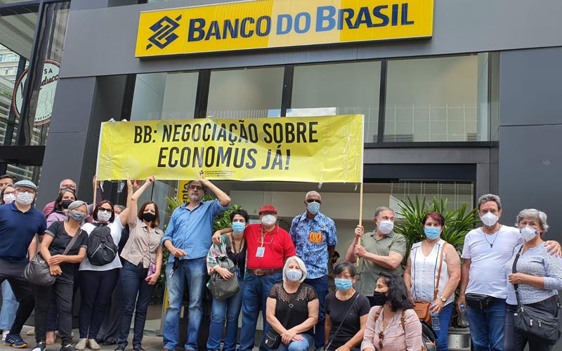 Bancários, aposentados e dirigentes protestam em frente à sede do Banco do Brasil em S Imagem mostra funcionários e aposentandos do Banco do Brasil oriundos de bancos incorporados, em frente à sede do Banco do Brasil, segurando uma faixa com os dizeres: BB: negociação sobre Economus Já