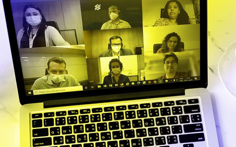 Integrantes do Banco do Brasil, da Comissão de Empresa dos Funcionários do Banco do Brasil e da coordenação nacional do Comando Nacional dos Bancários em reunião virtual sobre retorno presencial aos funcionários do grupo de risco Arte estilizada mostra tela de computador com integrantes do Banco do Brasil, da Comissão de Empresa dos Funcionários do Banco do Brasil e da coordenação nacional do Comando Nacional dos Bancários em reunião virtual sobre retorno presencial aos funcionários do grupo de risco