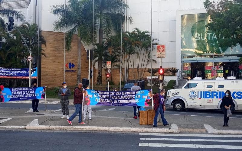Sindicato protesta contra demissões do Banco Carrefour em frente ao Shopping Butantã