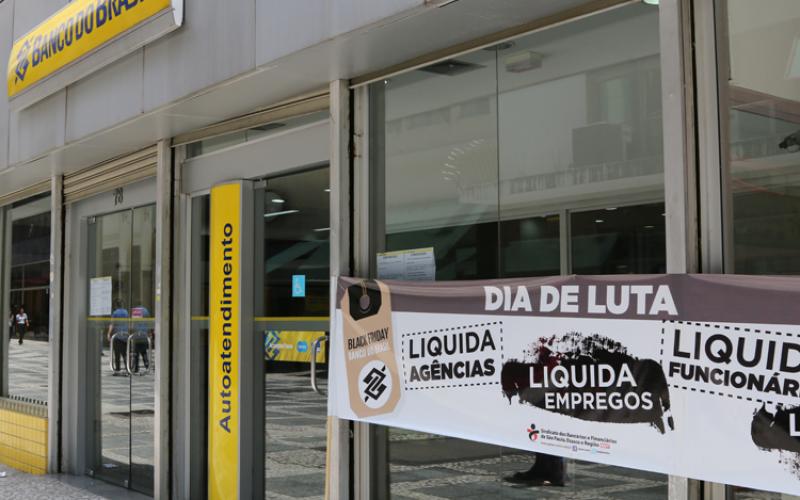Protesto do Sindicato no prédio da Gestão de Pessoas realizado em 2016, quando começou o processo de encolhimento do banco público Foto: Anju