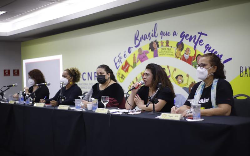 A secretária-geral do Sindicato, Neiva Ribeiro, fala durante a mesa sibre dsigualdade de gênero e raça na renda e do trabalho, no 33º CNFBB