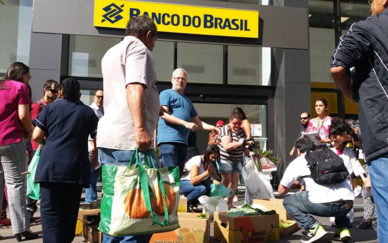 Na Avenida Paulista, em frente à Super do BB, bancários distribuíram alimentos da agricultura familiar para a população Foto: Seeb-SP