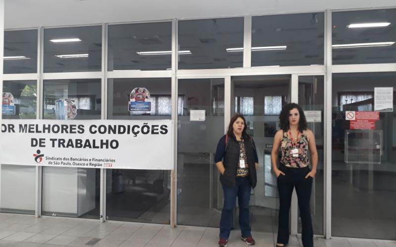 As dirigentes sindicais Andréa Aniela e Fernanda Reis durante o protesto por melhores condições de trabalho na agência da Avenida Atlântica Foto: Seeb-SP