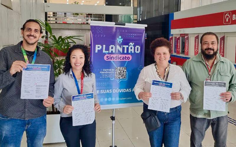 Os dirigentes sindicais Thiago Lopes, Karen Souza, Anatiana Alves e Vanderlei Alves (da esquerda para a direita), durante atividade na Nova Central do Bradesco para falar sobre a Campanha Nacional dos Bancários 2022 Os dirigentes sindicais Thiago Lopes, Karen Souza, Anatiana Alves e Vanderlei Alves (da esquerda para a direita), durante atividade na Nova Central do Bradesco para falar sobre a Campanha Nacional dos Bancários 2022