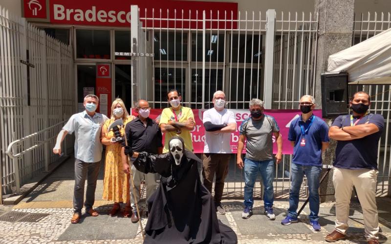 Bancários protestam na frente da agência localizada na Rua São Bento contra demissões promovidas pelo Bradesco em plena pandemia do coronavírus Foto: Seeb-sp