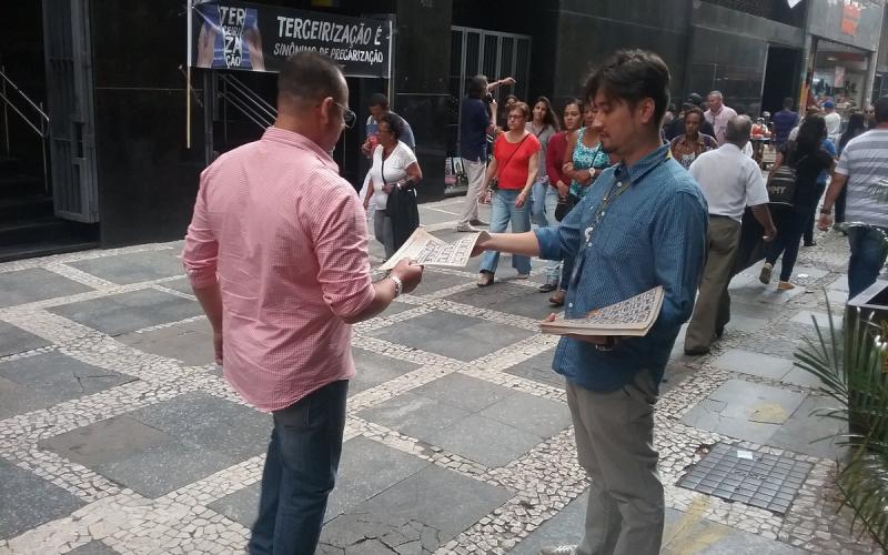 Dirigentes distribuíram material explicativo sobre os ataques do governo contra os trabalhadores Seeb-SP