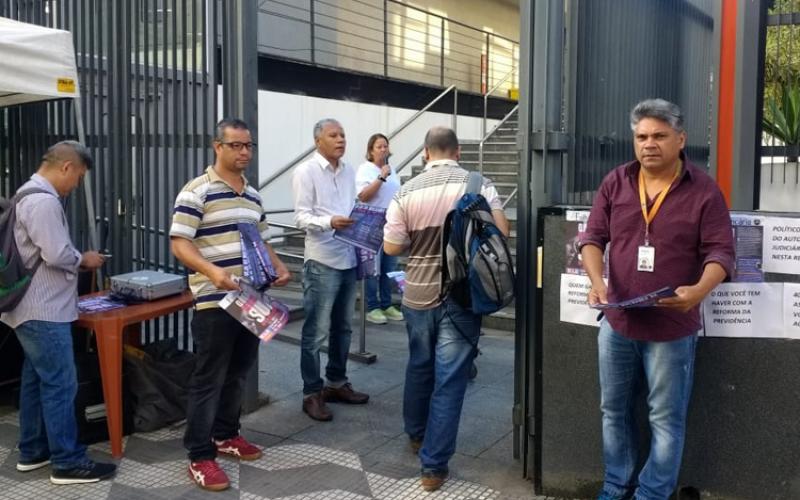 Dirigentes fazem ato em defesa da Previdência no Centro Administrativo Brigadeiro do Itaú Foto: Seeb-SP