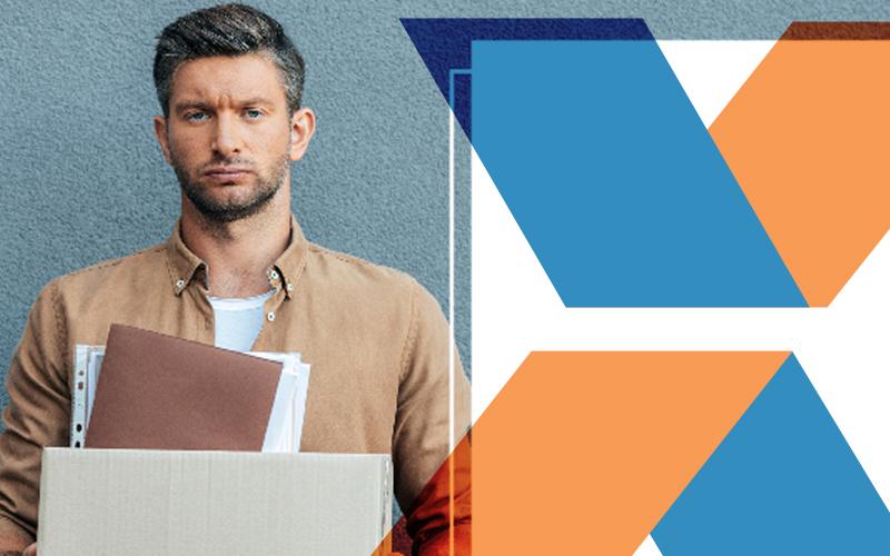 Arte composta por foto de homem branco segurando uma caixa com materiais de escritórios. Do lado direito, o o X do logo da Caixa
