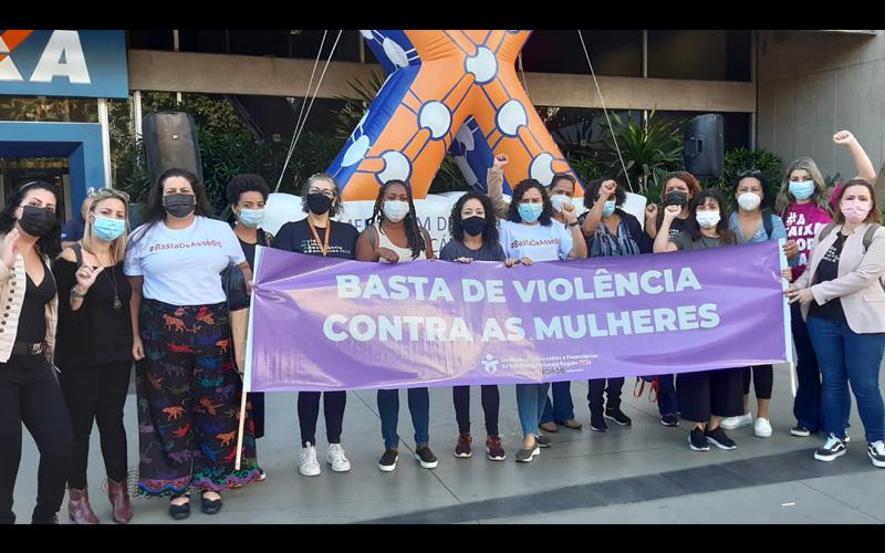 Dirigentes do Sindicato em ato contra assédios moral e sexual nos bancos (foto: Seeb-SP) Dirigentes do Sindicato em ato contra assédios moral e sexual nos bancos